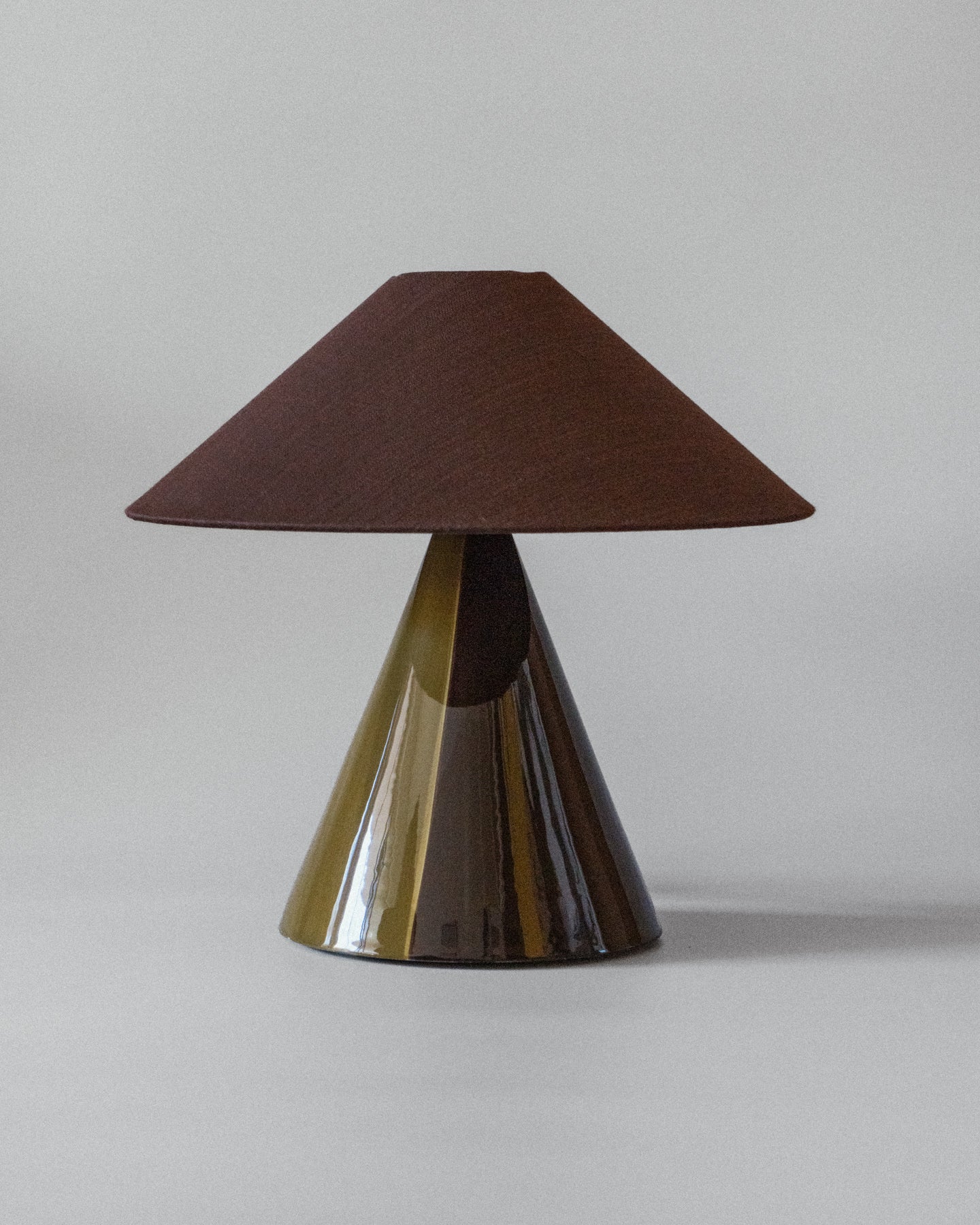 Ute etter en unik bordlampe i keramikk som tilfører interiøret ditt masse personlighet og varme? Vi elsker objekter som innehar det lille ekstra – og samtlige av lampene fra franske Mattina Moderna treffer oss midt i hjertet. De er elegante, litt overraskende og akkurat passe lekne. Perfekt for deg (og oss) som ønsker et unikt blikkfang av en lampe!