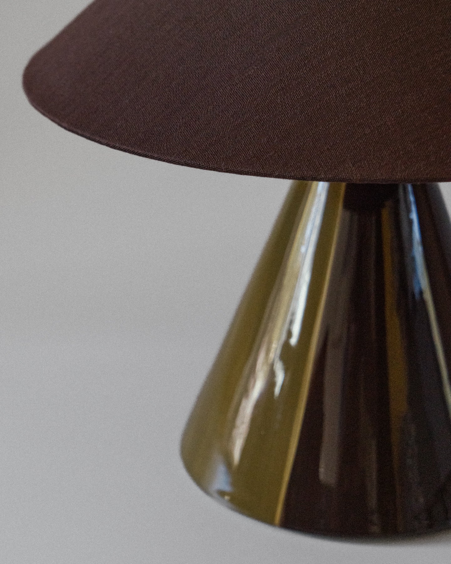 Alle lamper fra Mattina Moderna håndlages i Portugal, og kommer som designeren Clémentine Poncin sier i et ultrabegrenset opplag. Så her gjelder det å ikke nøle om du blir like forelsket som oss!