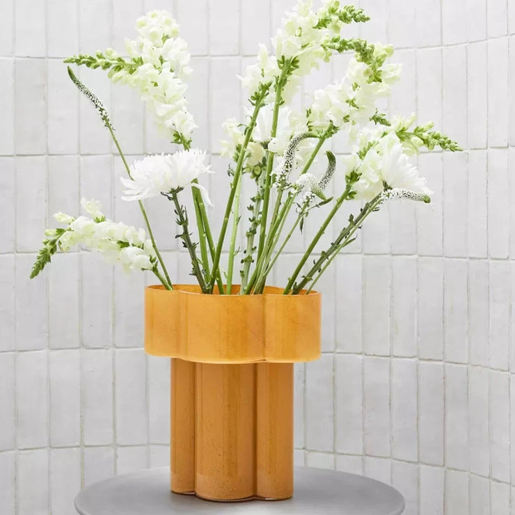 Vasen Fab Vase fra Northern i munnblåst glass designet av den finske designeren Anne Hirvonener er ikke bare vakker i form, men også høyst praktisk! Metallinnsatsen i vasen gjør at du kan leke deg frem med mindre buketter selv i en så stor vase. Uansett kan du med denne innsatsen kuratere buketten som du vil – og den rommer opptil 42 blomsterstilker om du vil gå all in.