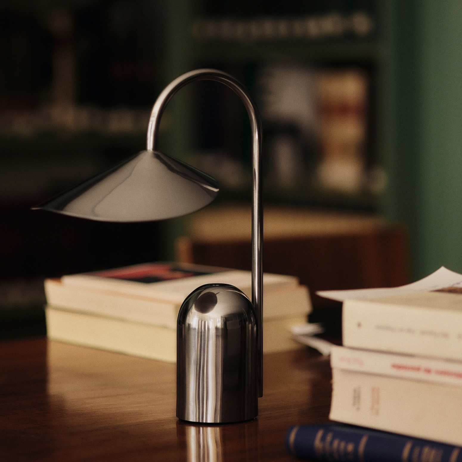 Oppladbar bordlampe Arum Portable Lamp fra Ferm Living.