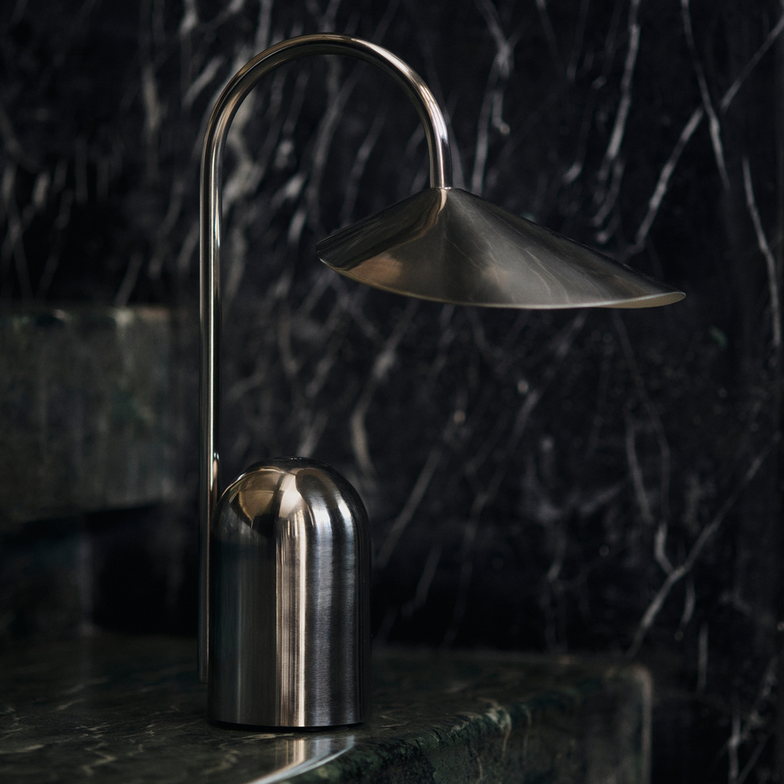 Oppladbar bordlampe Arum Portable Lamp fra Ferm Living.