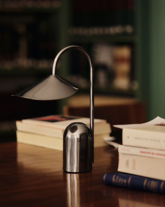 Oppladbar bordlampe Arum Portable Lamp fra Ferm Living.