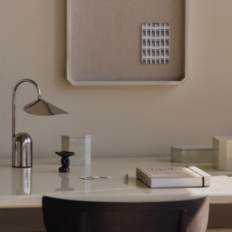 Oppladbar bordlampe Arum Portable Lamp fra Ferm Living.