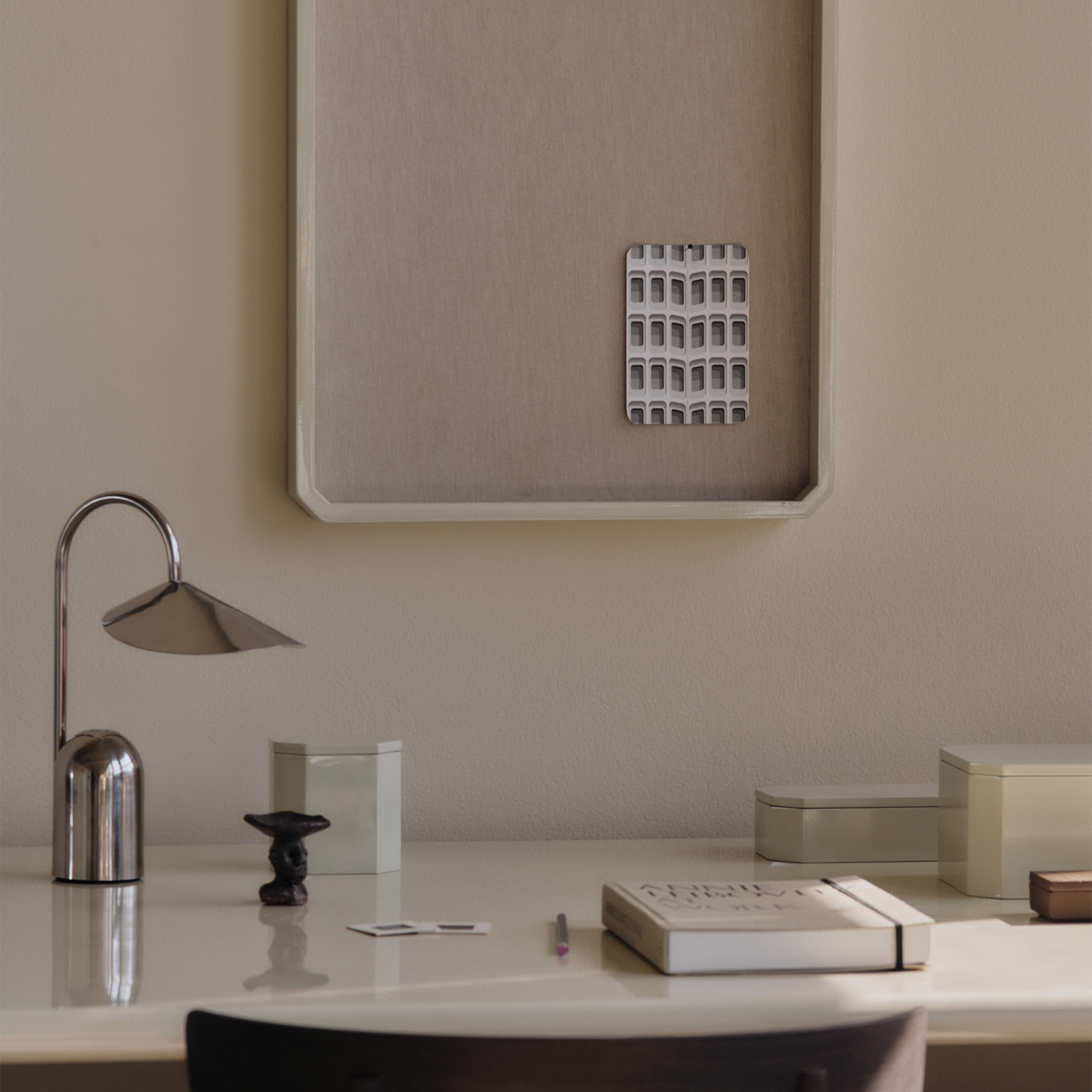 Oppslagstavle Nova Pinboard fra Ferm Living i grå (Light Celedon).