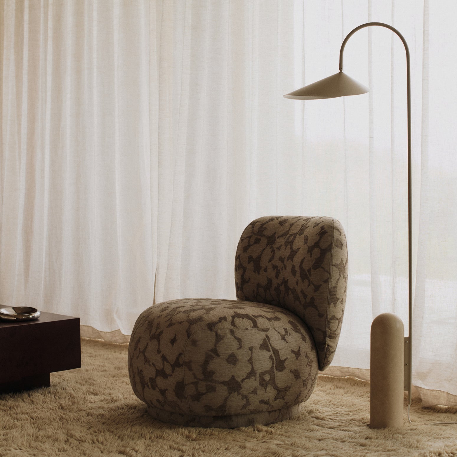 Lenestol Rico Lounge Chair Piccolo fra Ferm Living i tekstilet Cilla Taupe - et nydelig mønstret muldvarpfarget tekstil.