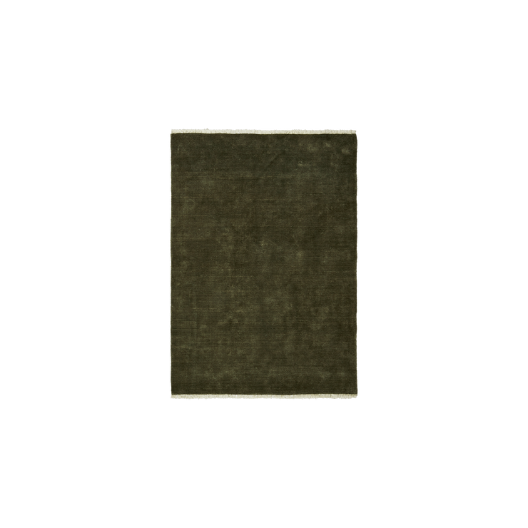 Teppe Firth Jute Rug 140 x 200 cm i fargen mørkegrønn (Dark Olive) fra Ferm Living.