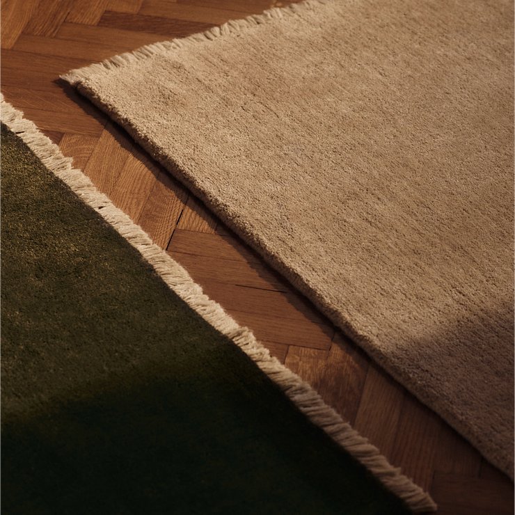 Teppe Firth Jute Rug i fargen mørkegrønn (Dark Olive) og sand (Off-white) fra Ferm Living.