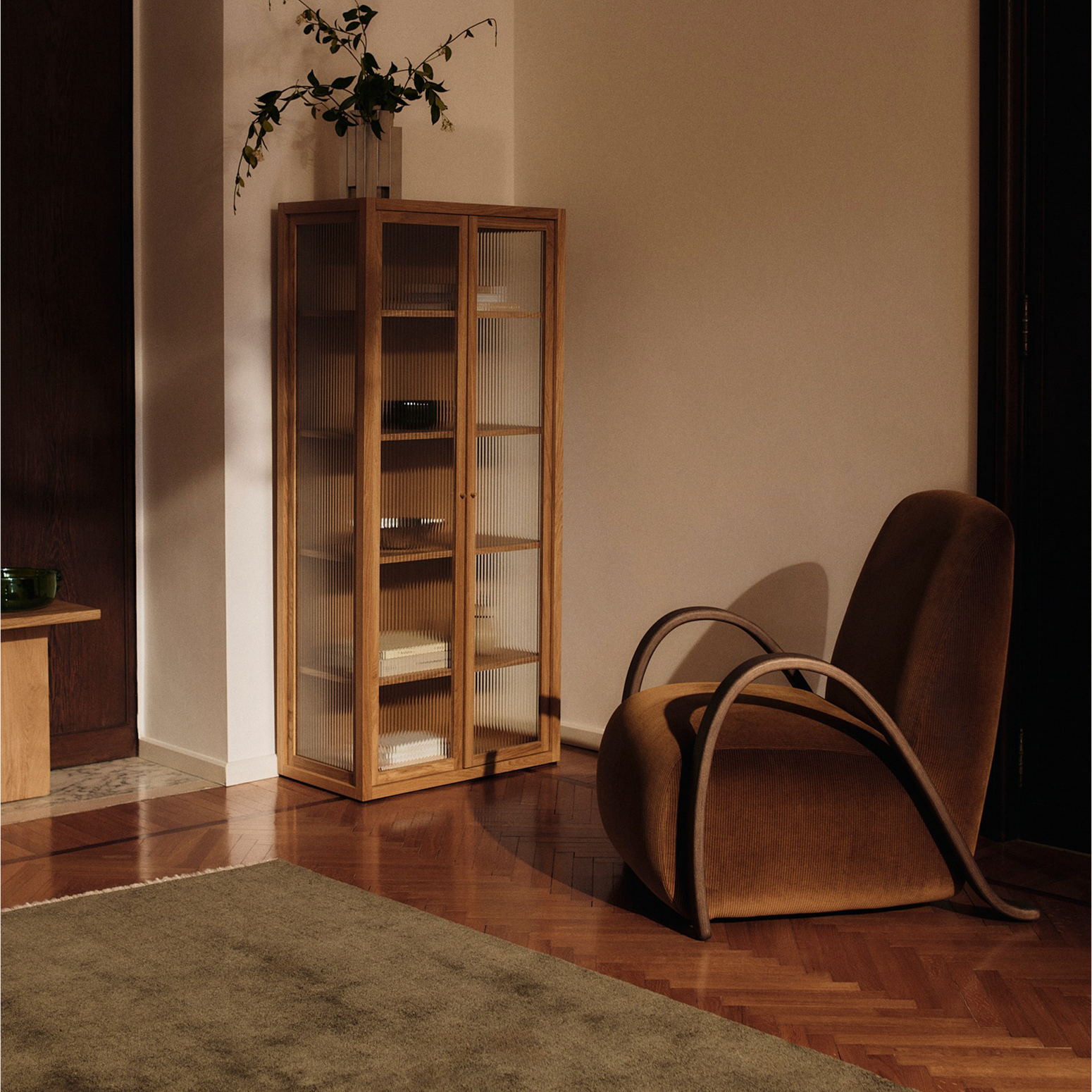 Teppe Firth Jute Rug i fargen mørkegrønn (Dark Olive) fra Ferm Living.