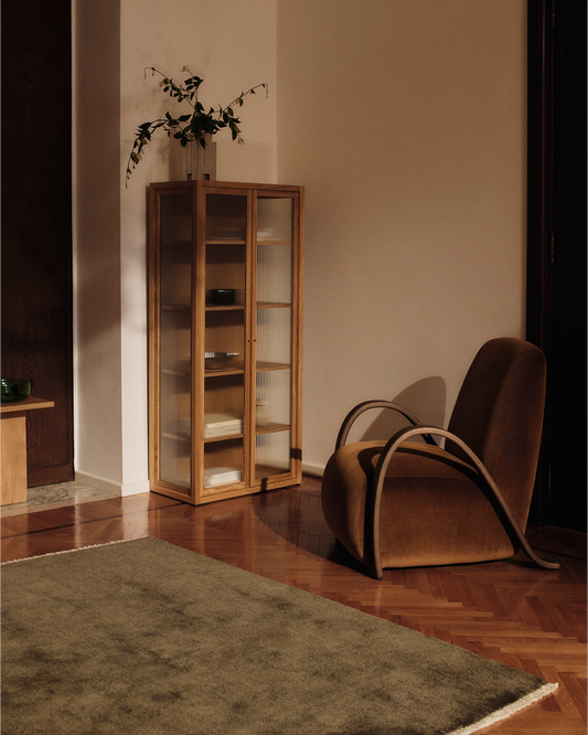 Teppe Firth Jute Rug i fargen mørkegrønn (Dark Olive) fra Ferm Living.