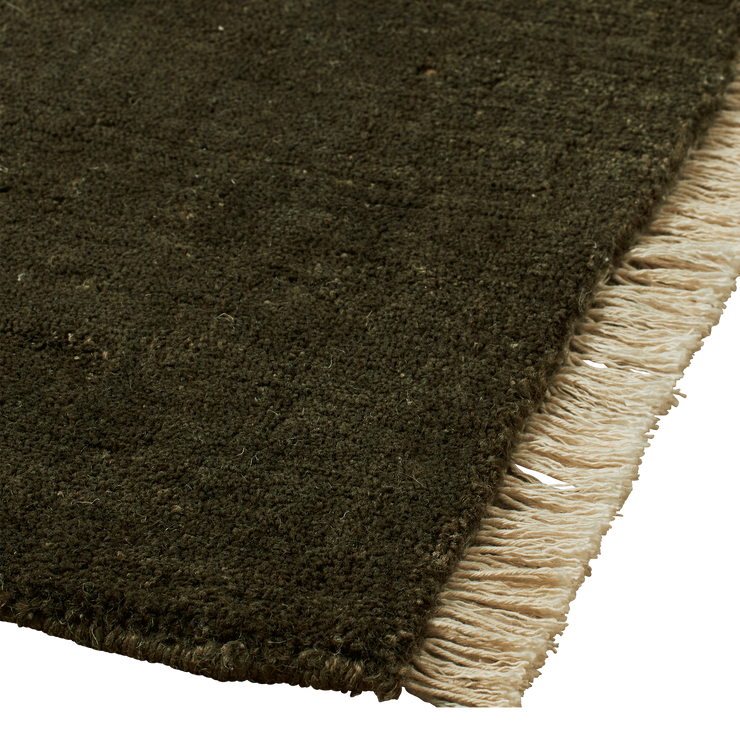 Teppe Firth Jute Rug i fargen mørkegrønn (Dark Olive) fra Ferm Living.