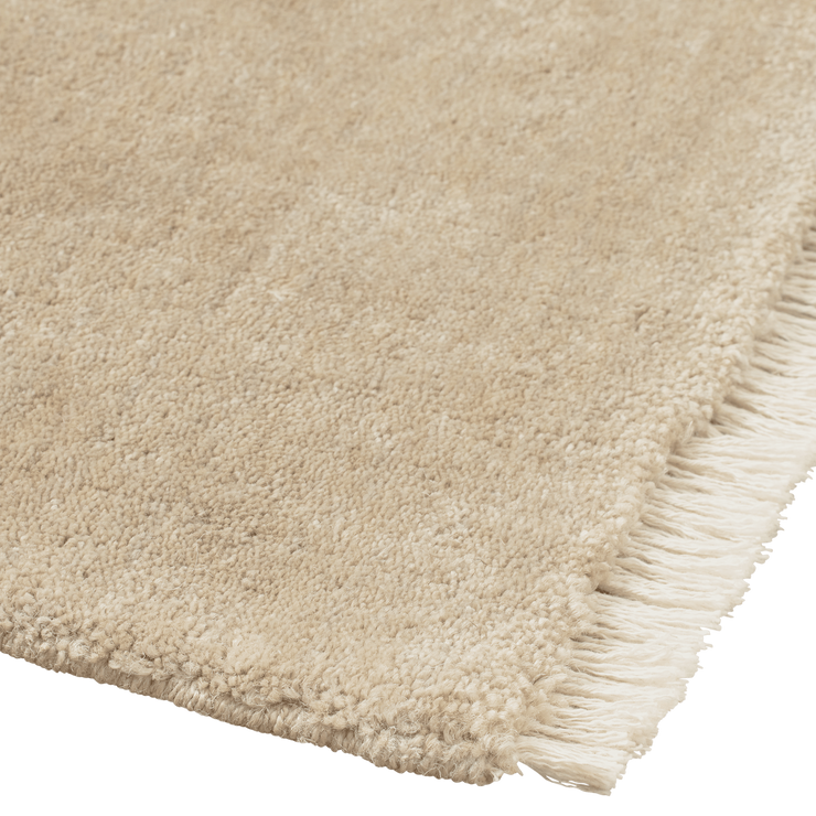 Teppe Firth Jute Rug i fargen sand (Off-white) fra Ferm Living.