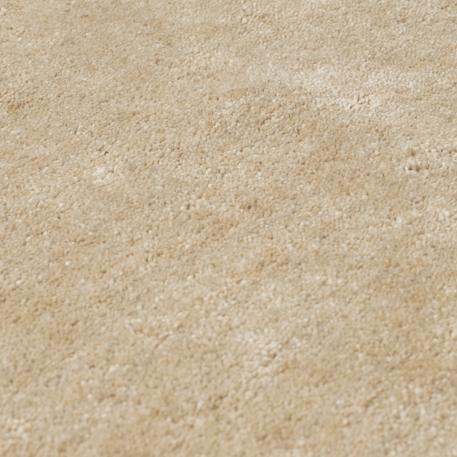 Teppe Firth Jute Rug i fargen sand (Off-white) fra Ferm Living.