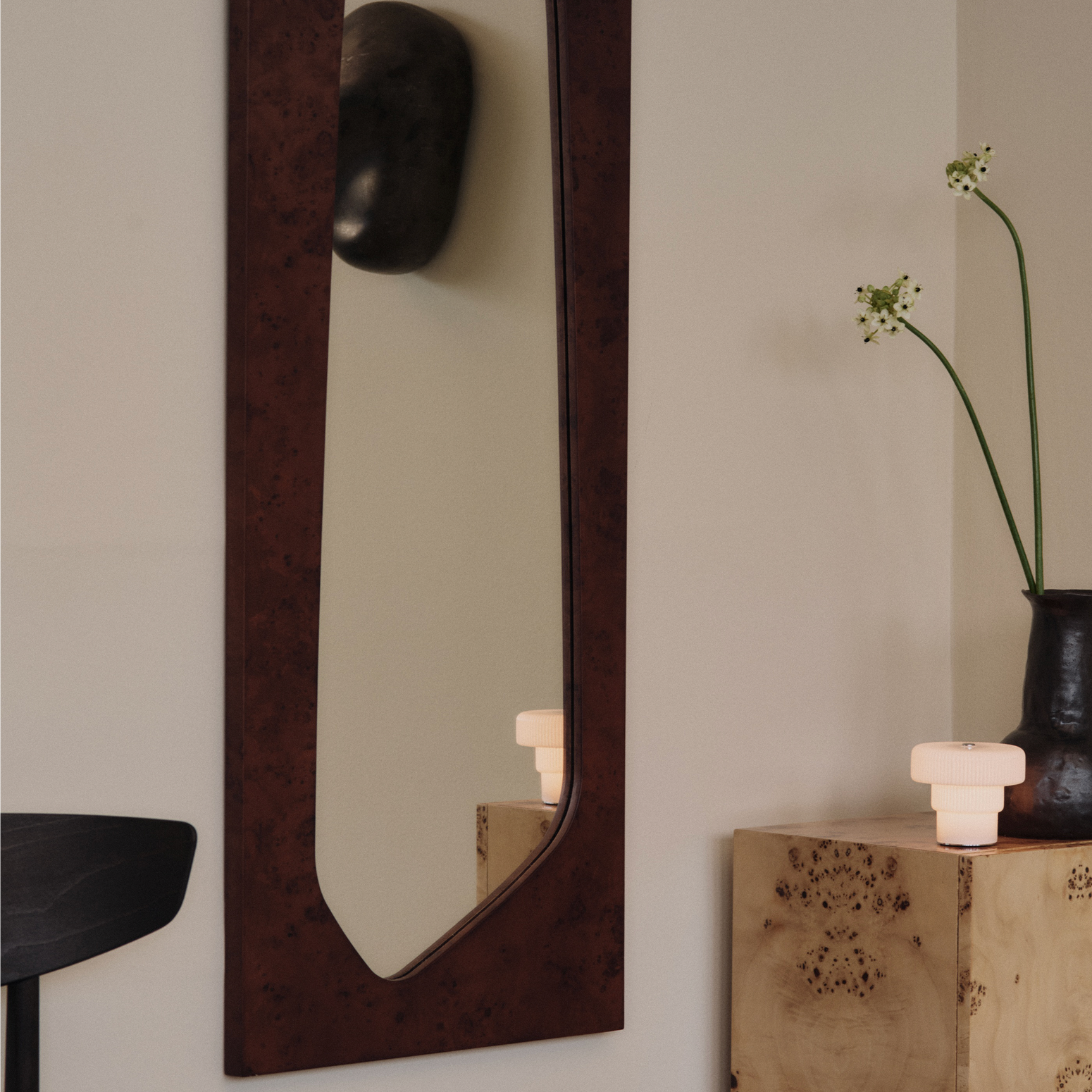 Speil Folia Mirror H135 cm fra Ferm Living i mørk burl (Dark Stained Burl).