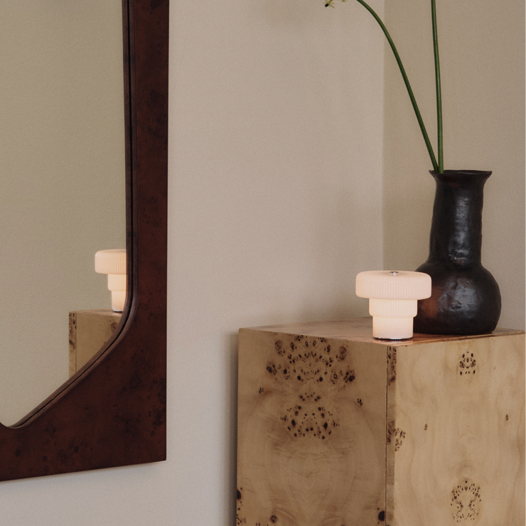 Oppladbar bordlampe Ripple Portable Lamp fra Ferm Living.