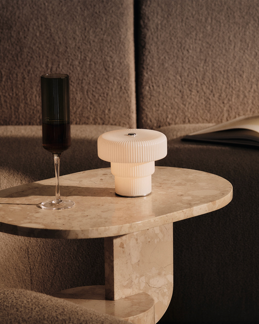 Oppladbar bordlampe Ripple Portable Lamp fra Ferm Living.