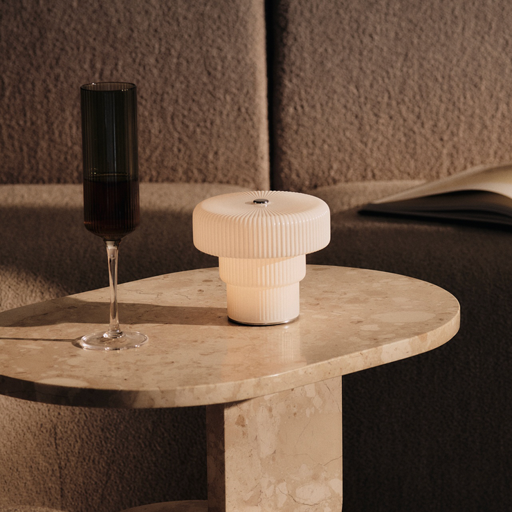 Oppladbar bordlampe Ripple Portable Lamp fra Ferm Living.