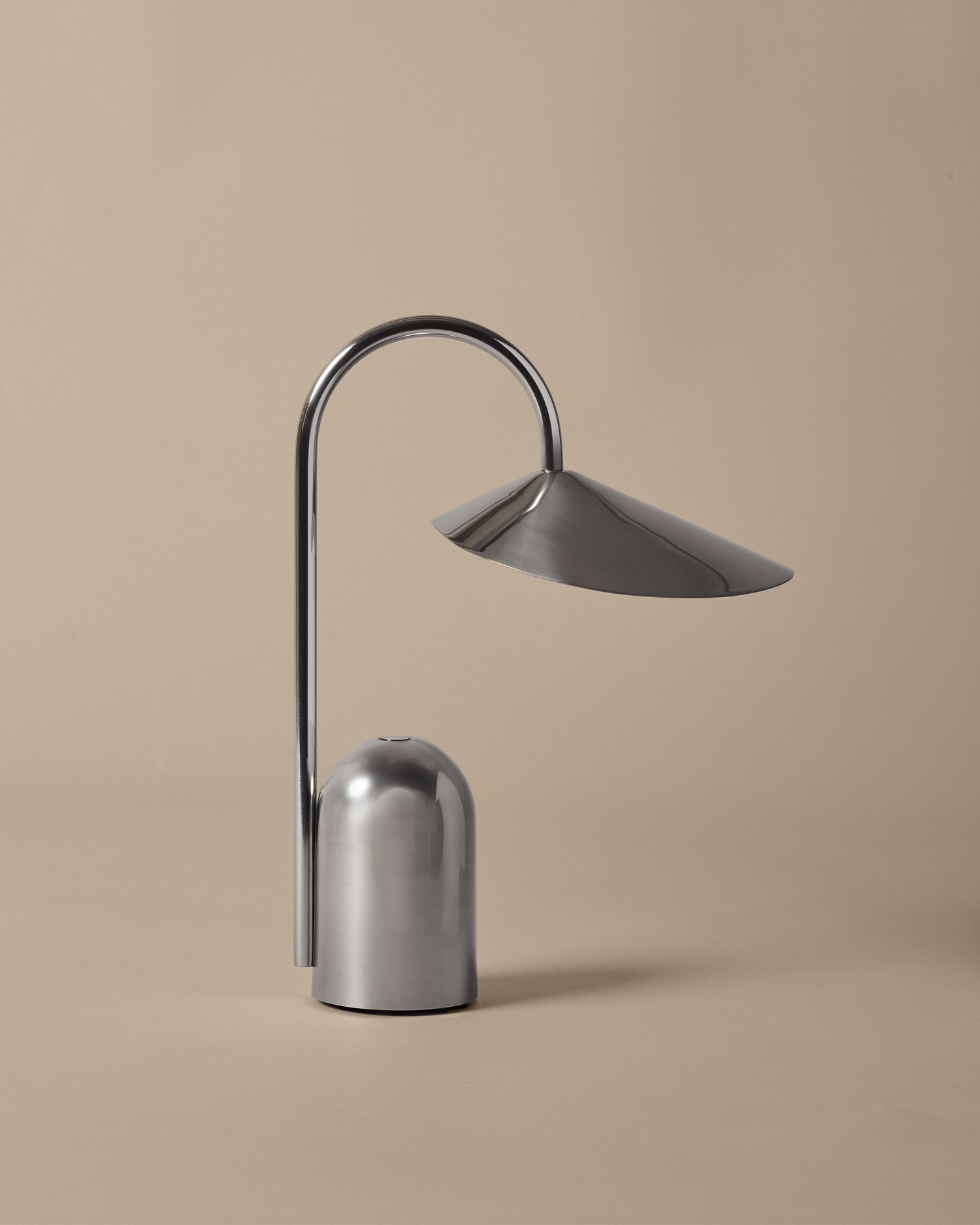 Oppladbar bordlampe Arum Portable Lamp fra Ferm Living.