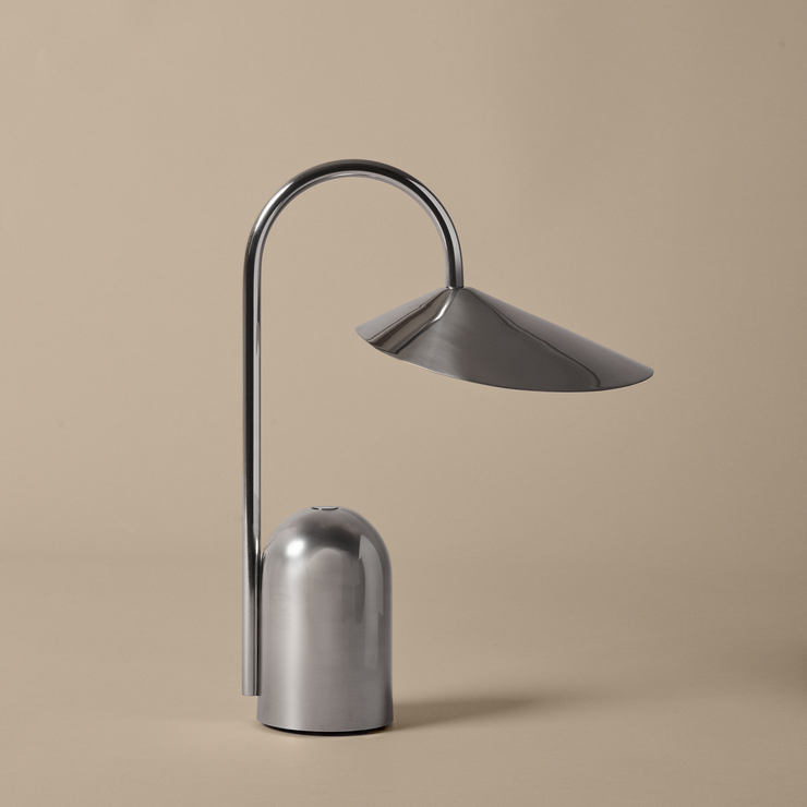 Oppladbar bordlampe Arum Portable Lamp fra Ferm Living.