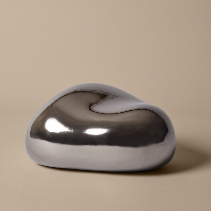 Skulpturene Bellure Piece Oval i sølv fra Ferm Living.