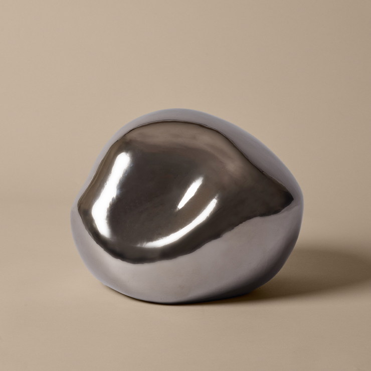 Skulpturene Bellure Piece Round i sølv fra Ferm Living.