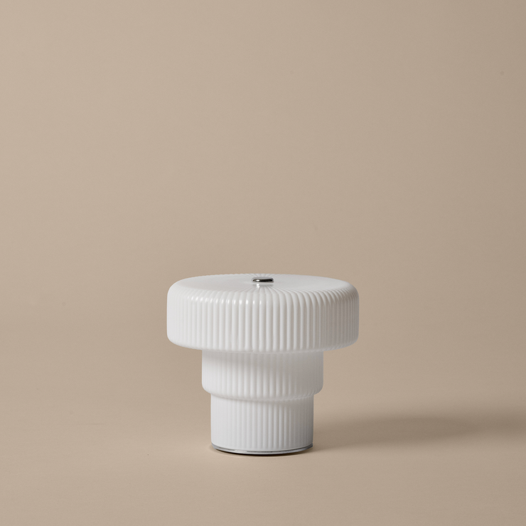 Oppladbar bordlampe Ripple Portable Lamp fra Ferm Living.