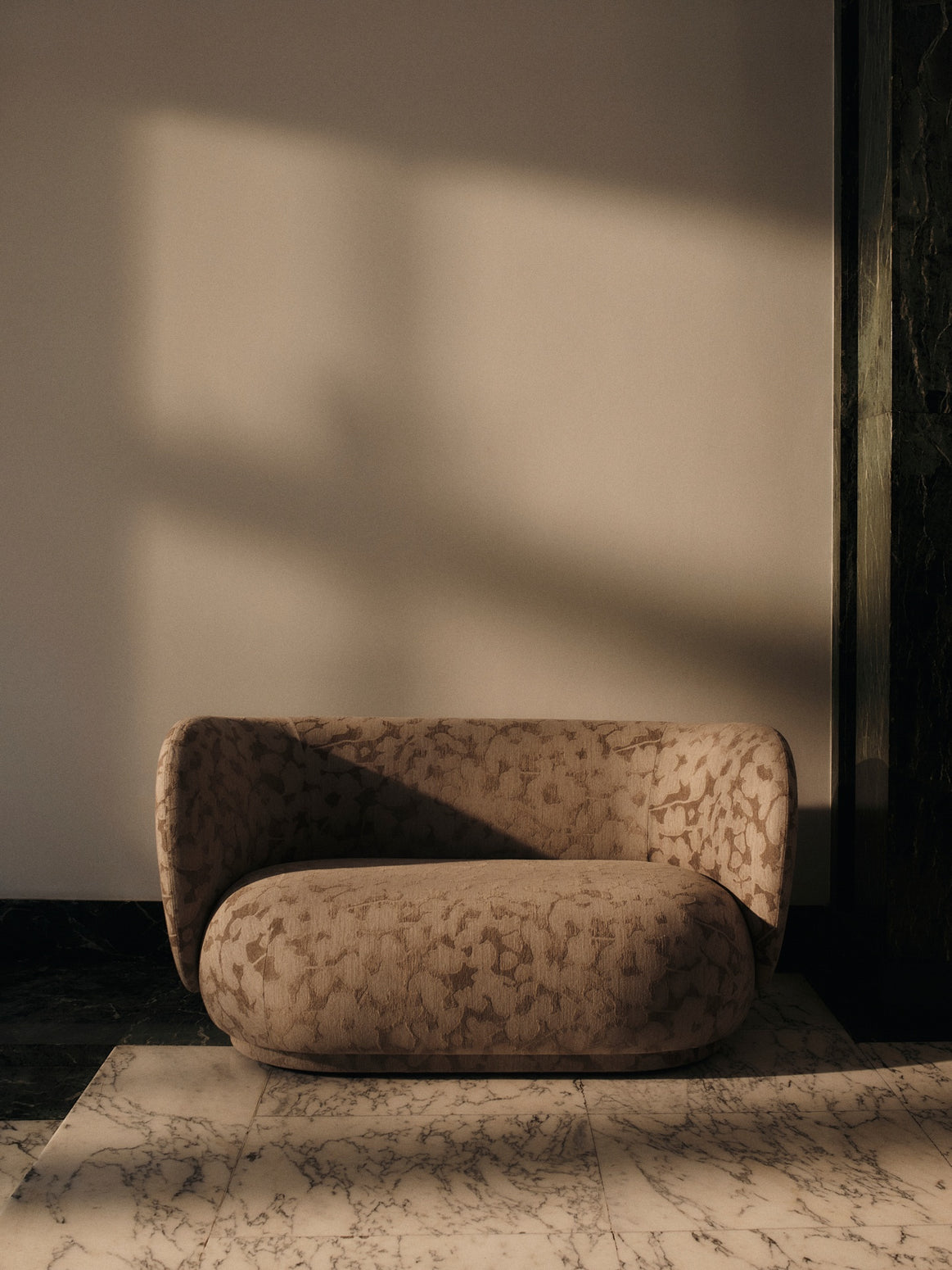 Sofa Rico 2 seter fra ferm Living i tekstilet Cilla Taupe