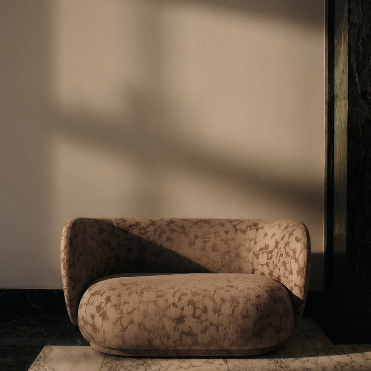 Sofa Rico 2 seter fra ferm Living i tekstilet Cilla Taupe