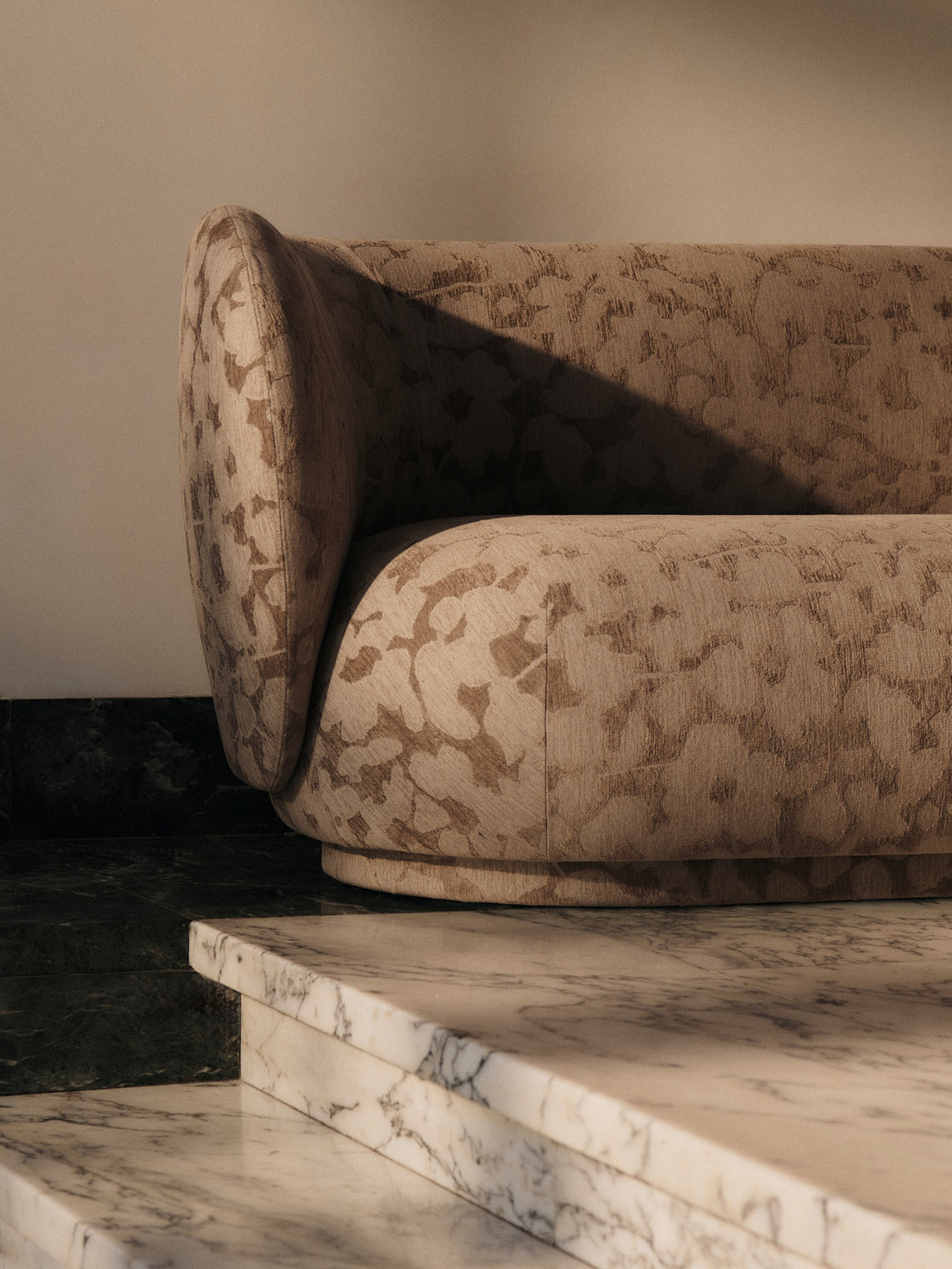 Sofa Rico 2 seter fra ferm Living i tekstilet Cilla Taupe