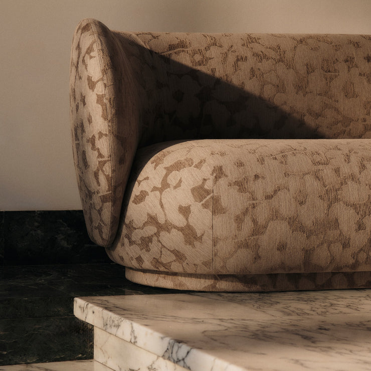 Sofa Rico 2 seter fra ferm Living i tekstilet Cilla Taupe