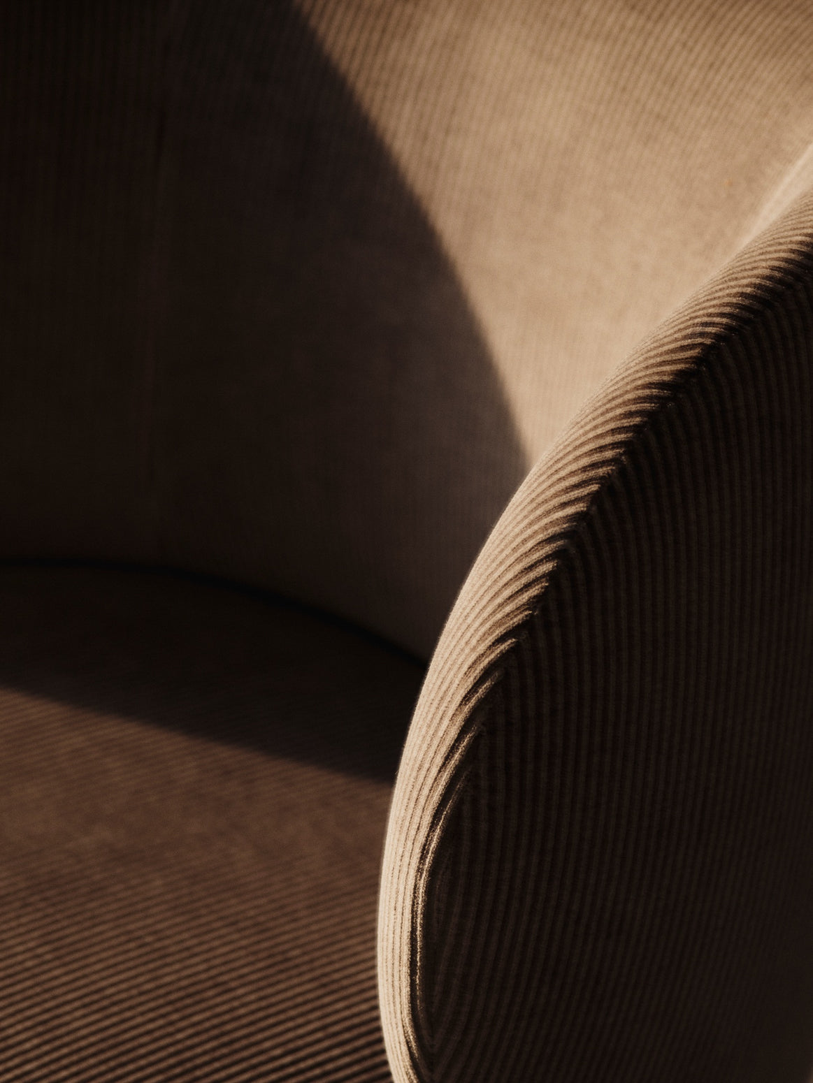 Lenestolen Rico Lounge Chair fra Ferm Living i tekstilet Devoré Velvet, farge Flint Grey