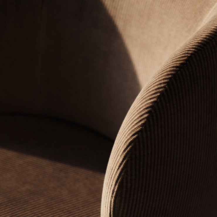 Lenestolen Rico Lounge Chair fra Ferm Living i tekstilet Devoré Velvet, farge Flint Grey