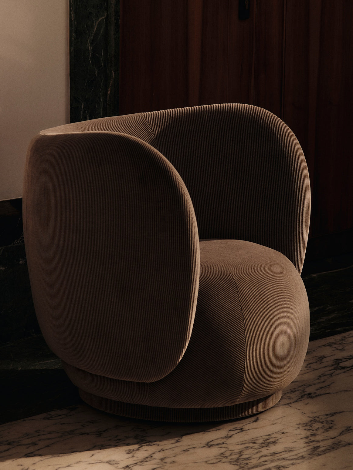 Lenestolen Rico Lounge Chair fra Ferm Living i tekstilet Devoré Velvet, farge Flint Grey