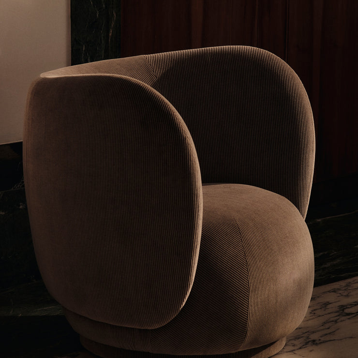 Lenestolen Rico Lounge Chair fra Ferm Living i tekstilet Devoré Velvet, farge Flint Grey