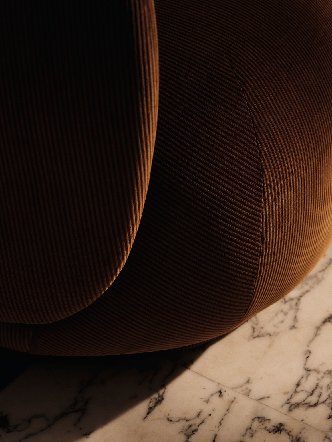 Lenestolen Rico Lounge Chair fra Ferm Living i tekstilet Devoré Velvet, farge Rust