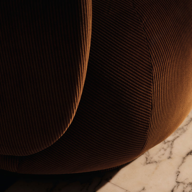 Lenestolen Rico Lounge Chair fra Ferm Living i tekstilet Devoré Velvet, farge Rust