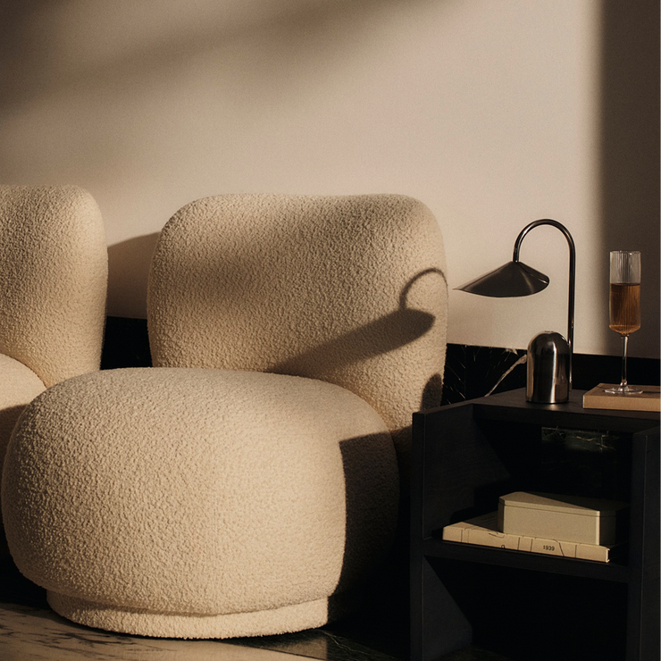 Oppladbar bordlampe Arum Portable Lamp fra Ferm Living.