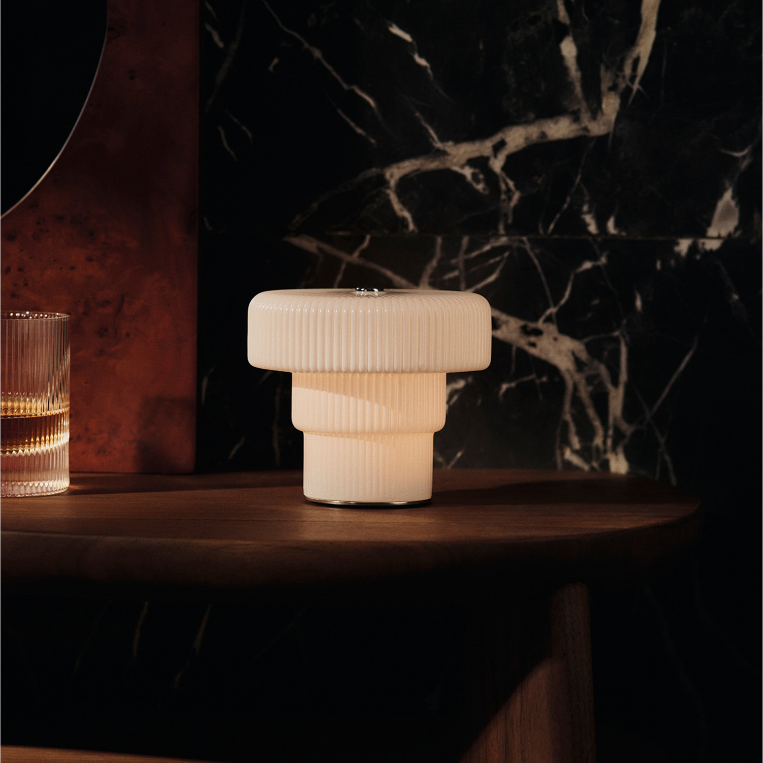 Oppladbar bordlampe Ripple Portable Lamp fra Ferm Living.
