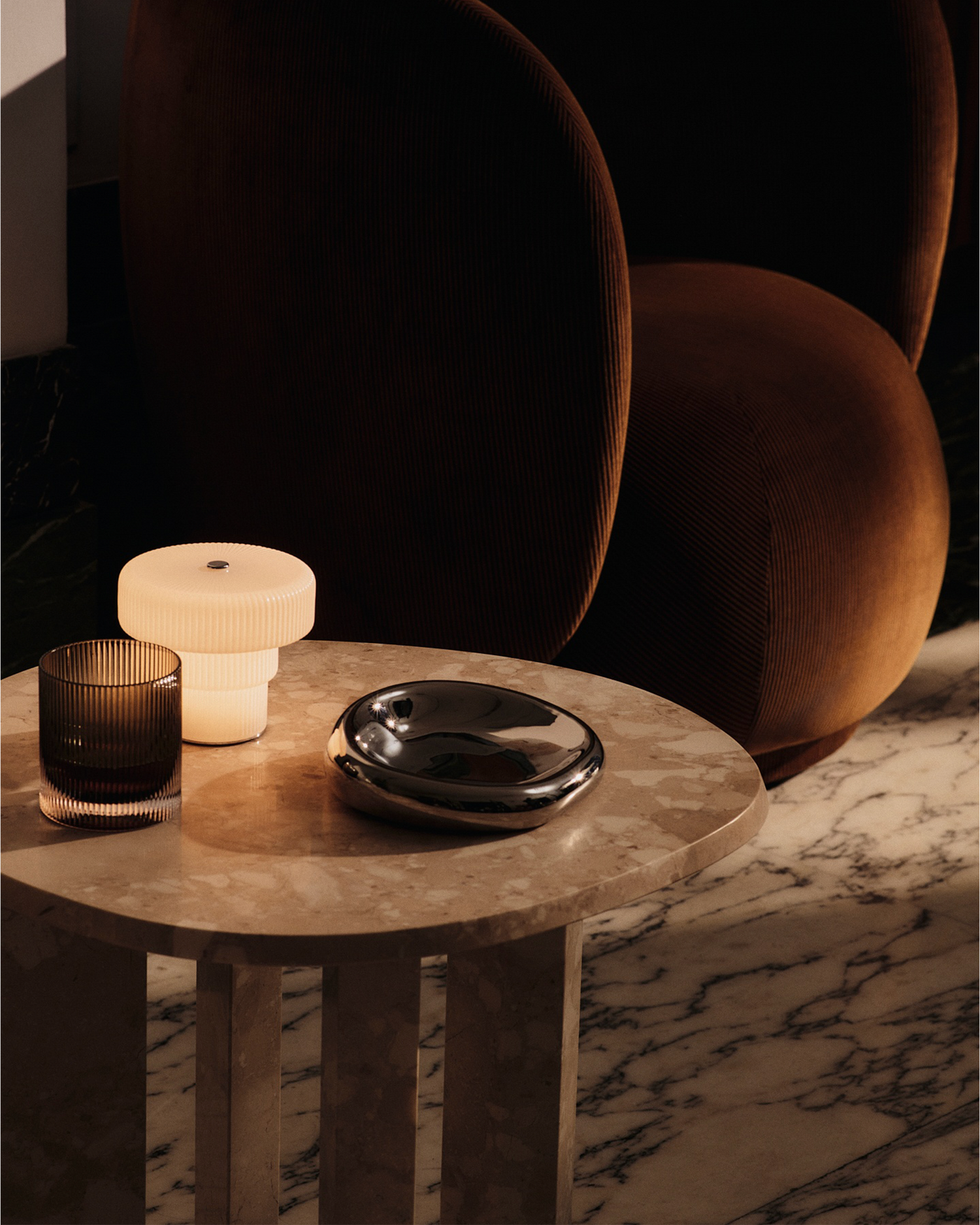 Oppladbar bordlampe Ripple Portable Lamp fra Ferm Living.