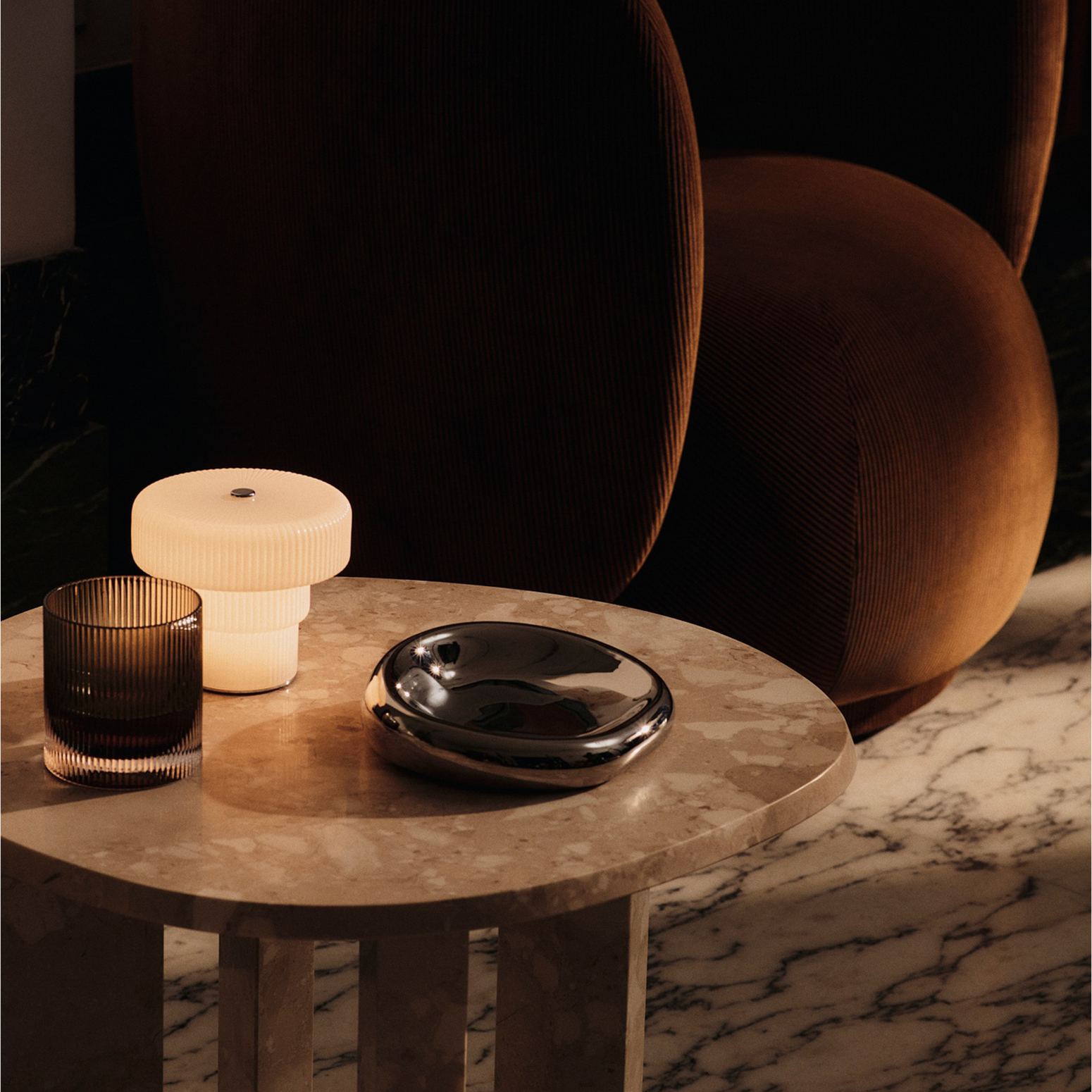 Oppladbar bordlampe Ripple Portable Lamp fra Ferm Living.