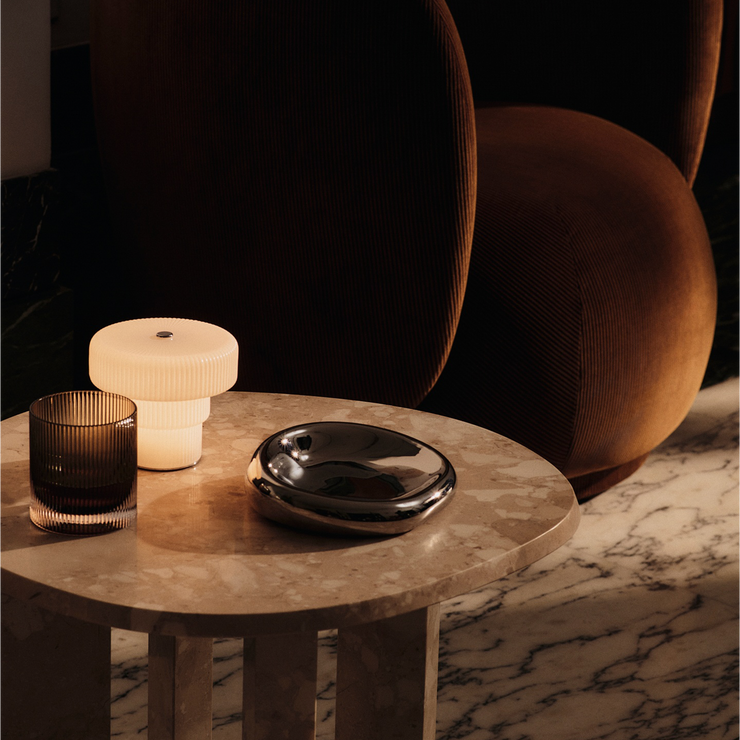 Oppladbar bordlampe Ripple Portable Lamp fra Ferm Living.