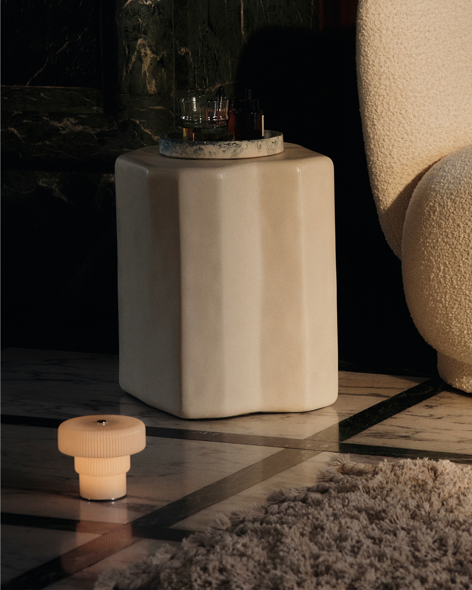 Oppladbar bordlampe Ripple Portable Lamp fra Ferm Living.