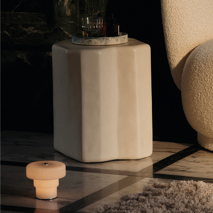 Oppladbar bordlampe Ripple Portable Lamp fra Ferm Living.