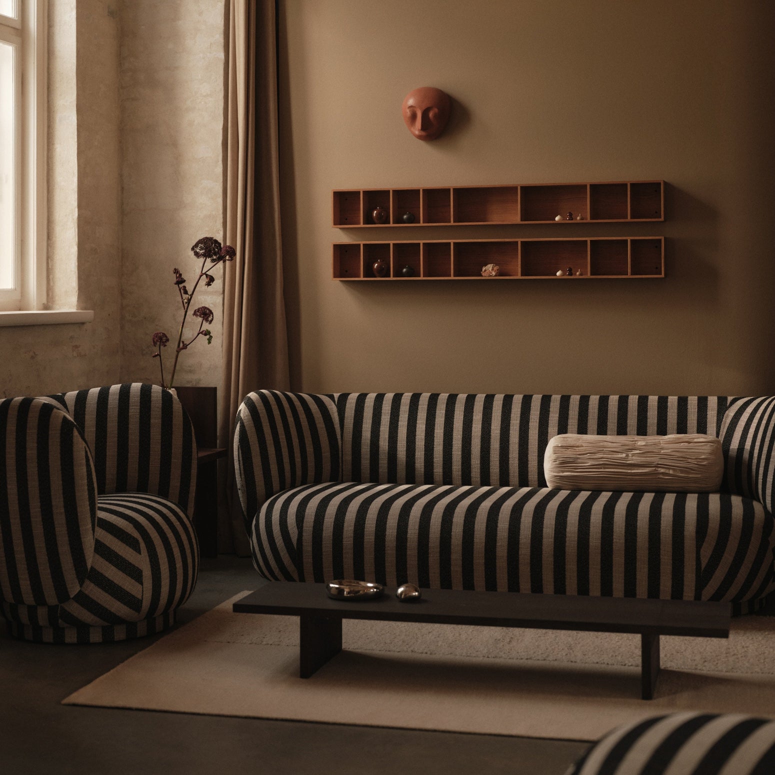 Sofa Rico 3 seter og lenestol Rico fra Ferm Living i tekstilet Louisiana