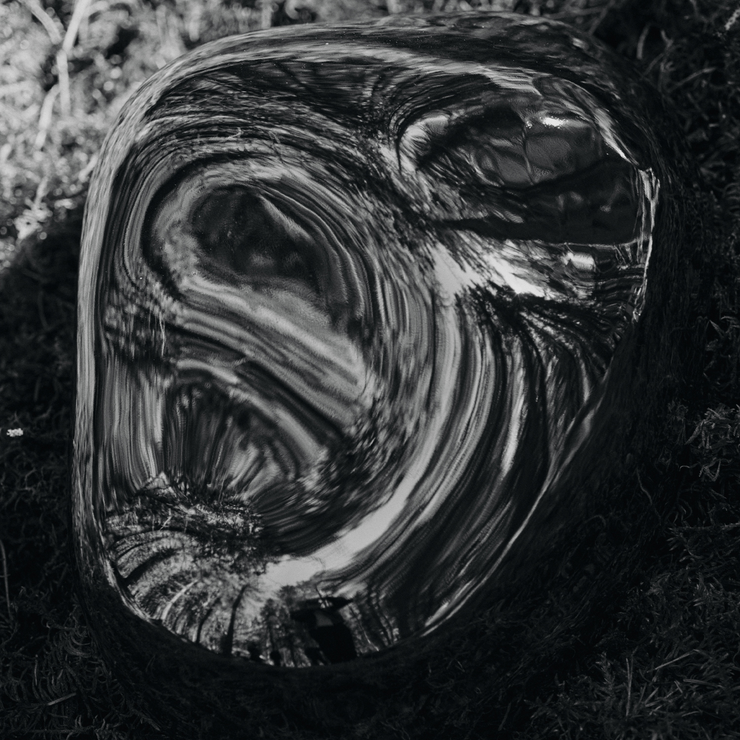 Skulpturene Bellure Piece Round i sølv fra Ferm Living.