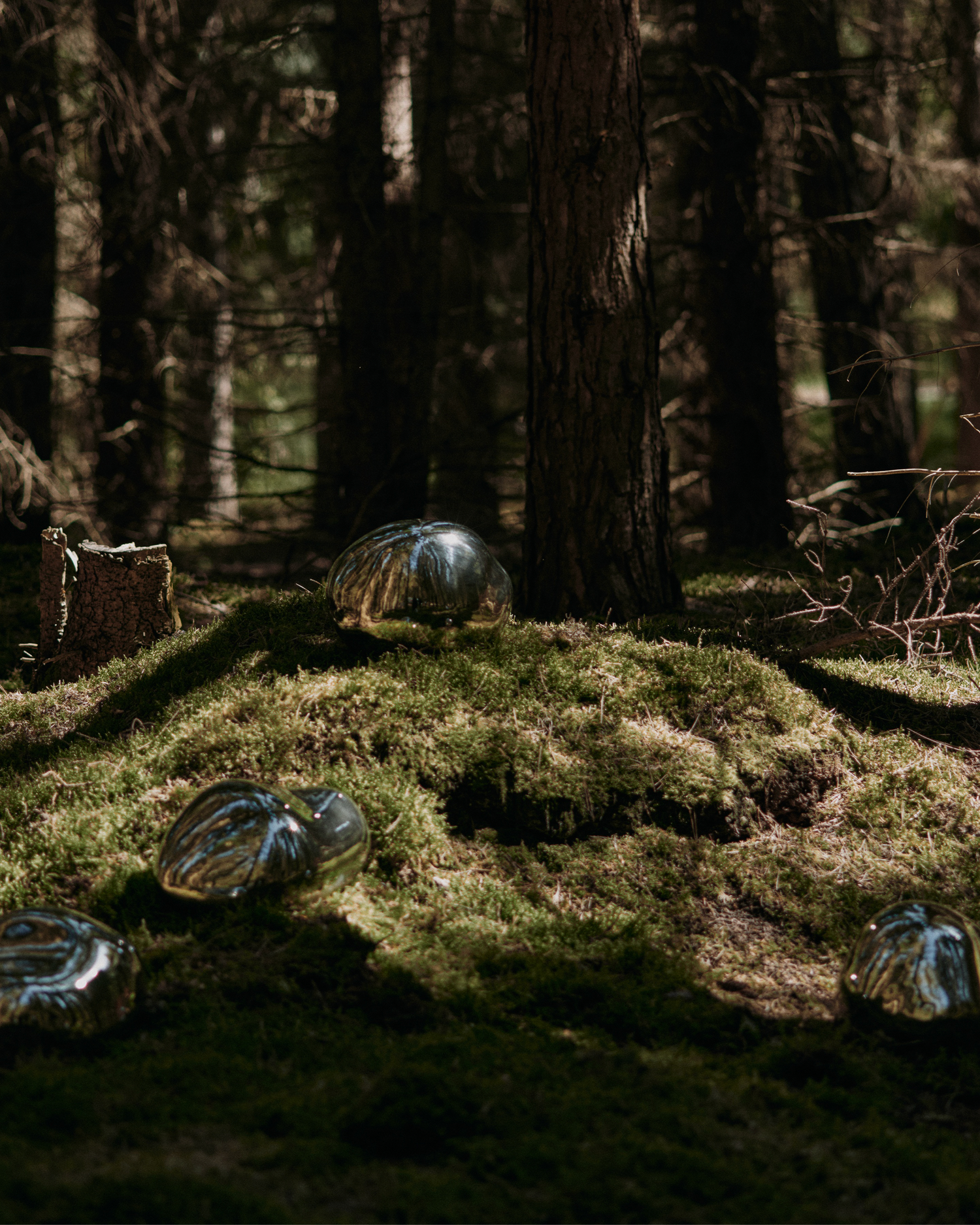 Skulpturene Bellure Piece Oval og Round i sølv fra Ferm Living.