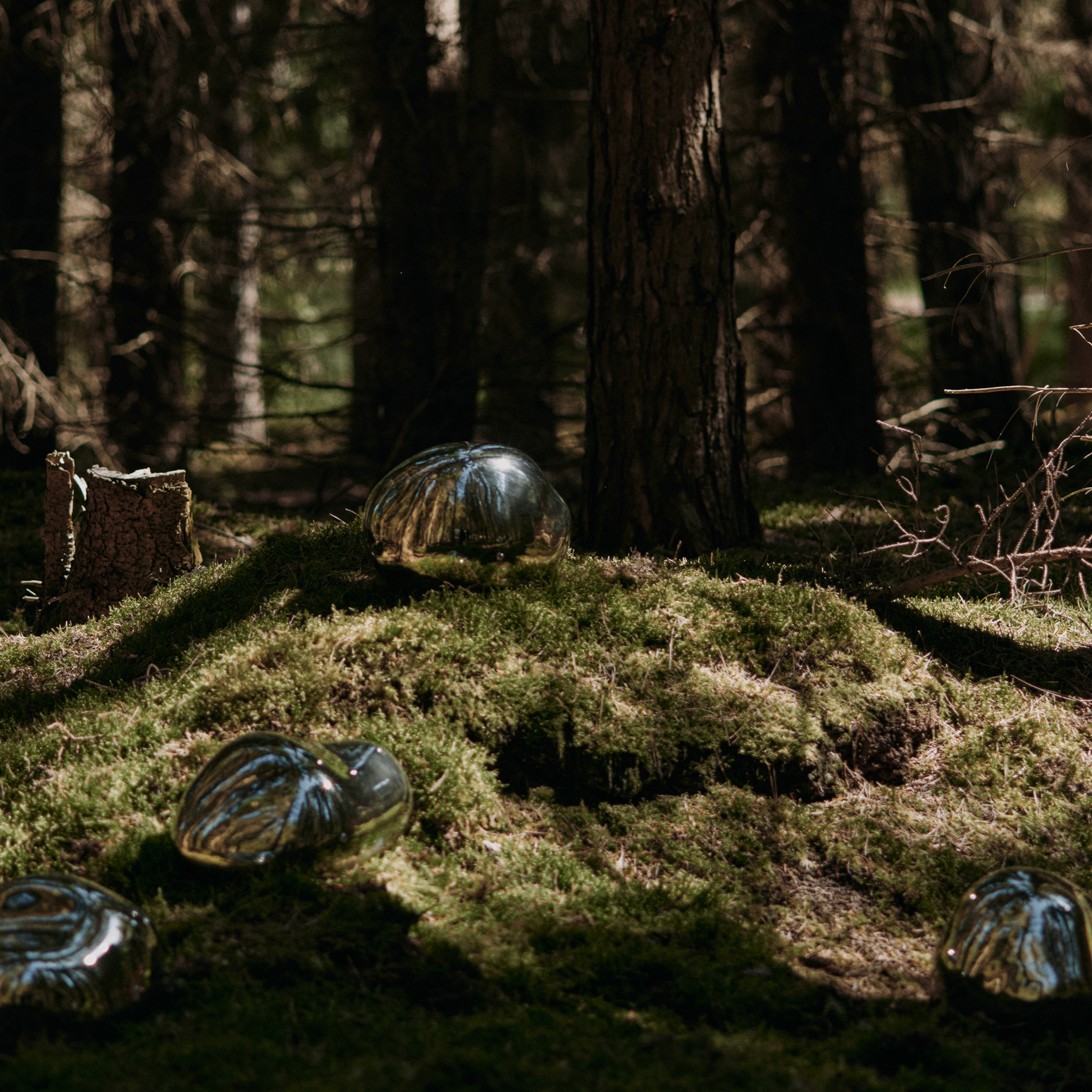 Skulpturene Bellure Piece Oval og Round i sølv fra Ferm Living.