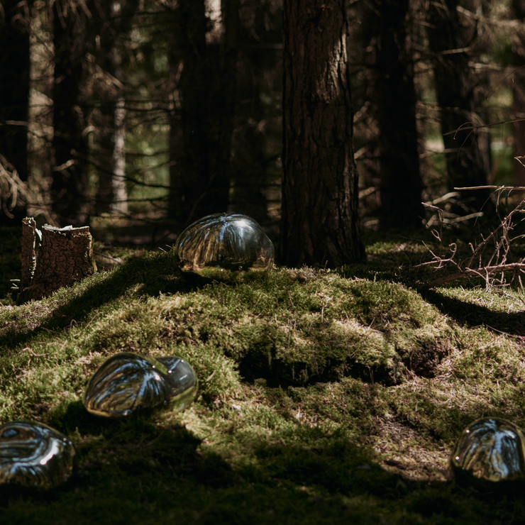 Skulpturene Bellure Piece Oval og Round i sølv fra Ferm Living.