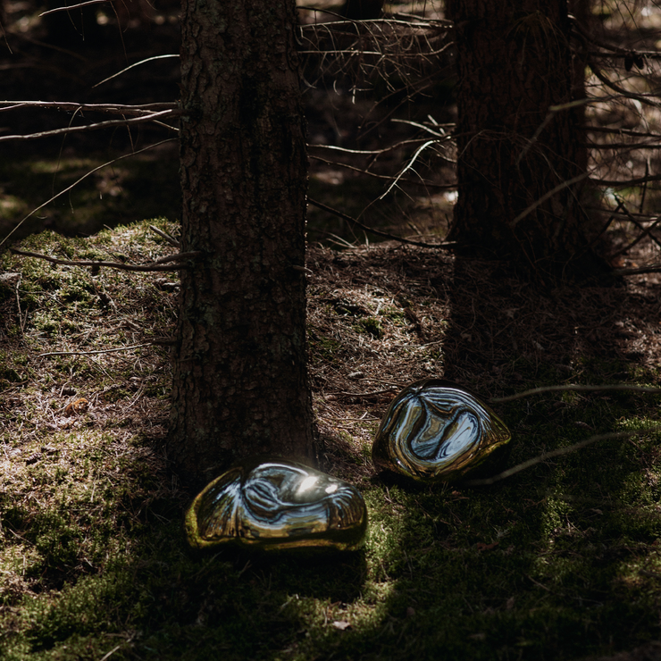 Skulpturene Bellure Piece Oval og Round i sølv fra Ferm Living.