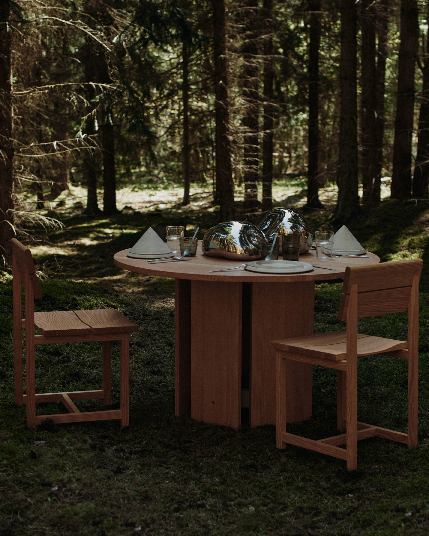 Skulpturene Bellure Piece Oval og Round i sølv fra Ferm Living.