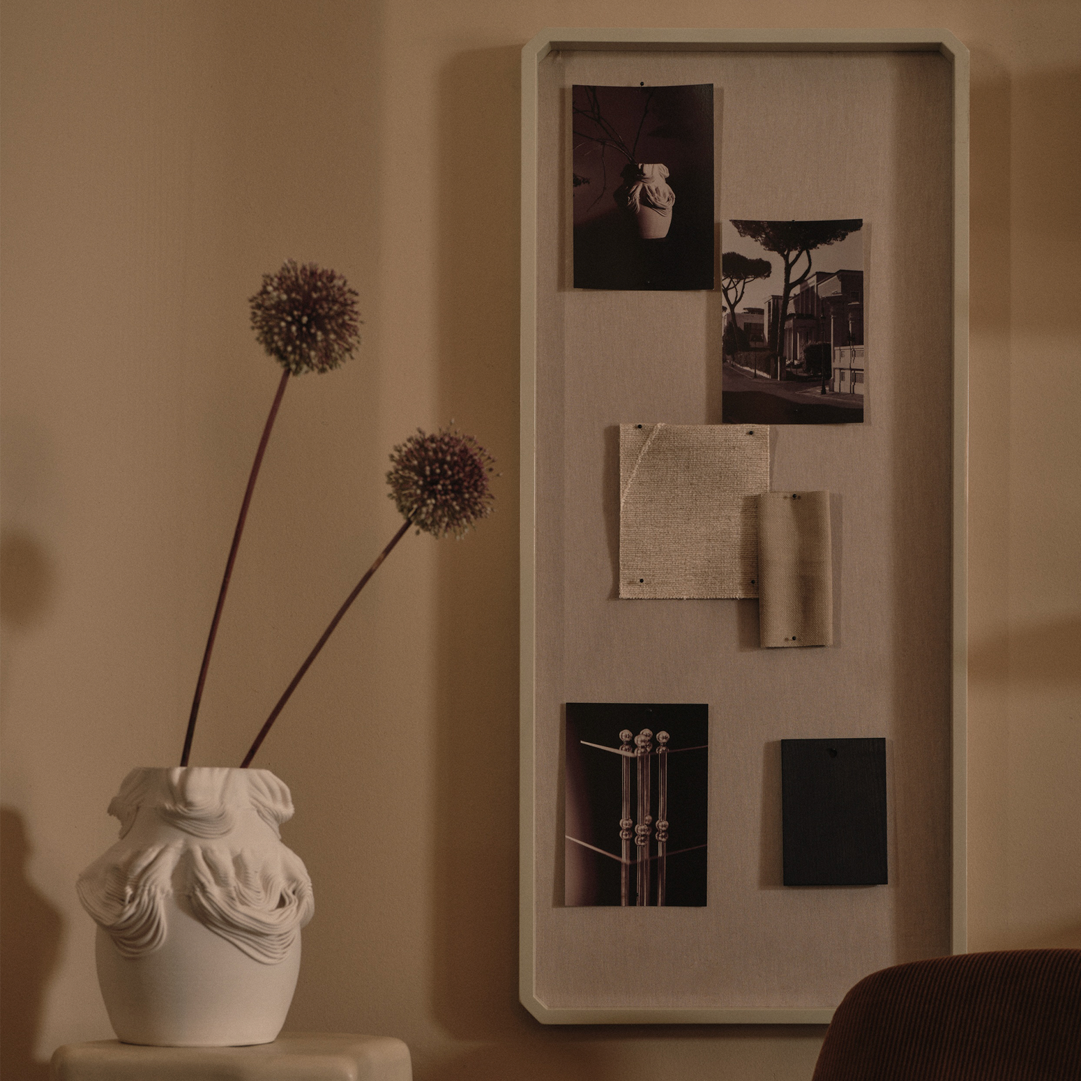 Oppslagstavle Nova Pinboard fra Ferm Living i grå (Light Celedon).